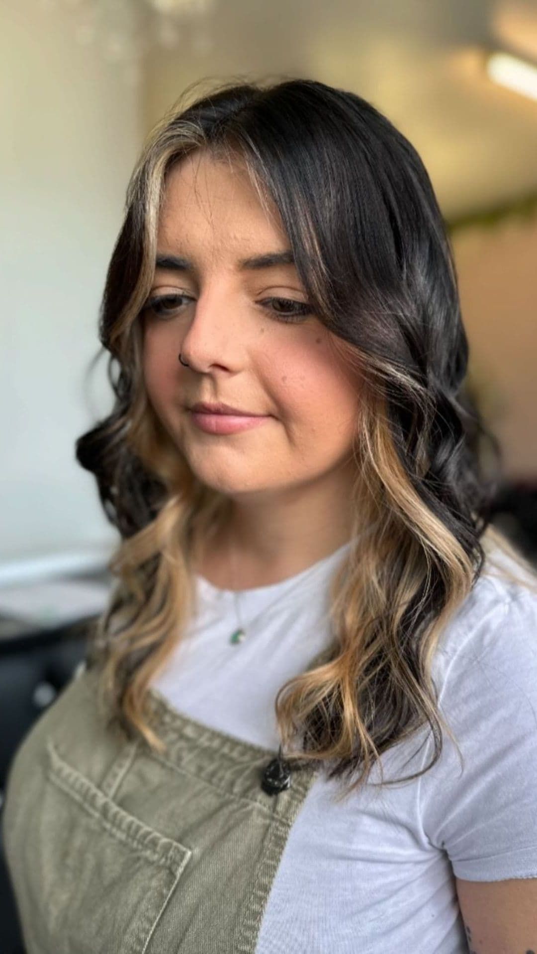 A woman modelling a medium hair with moneypiece.